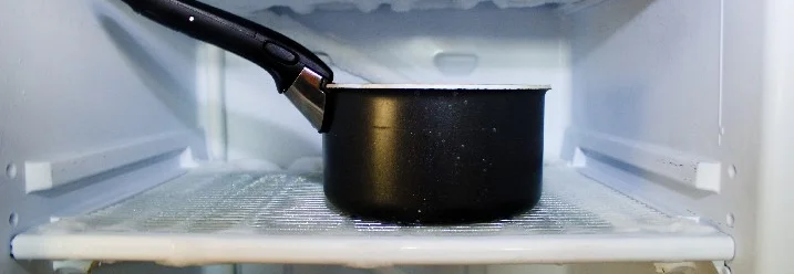 Kochtopf in einem Gefrierfach